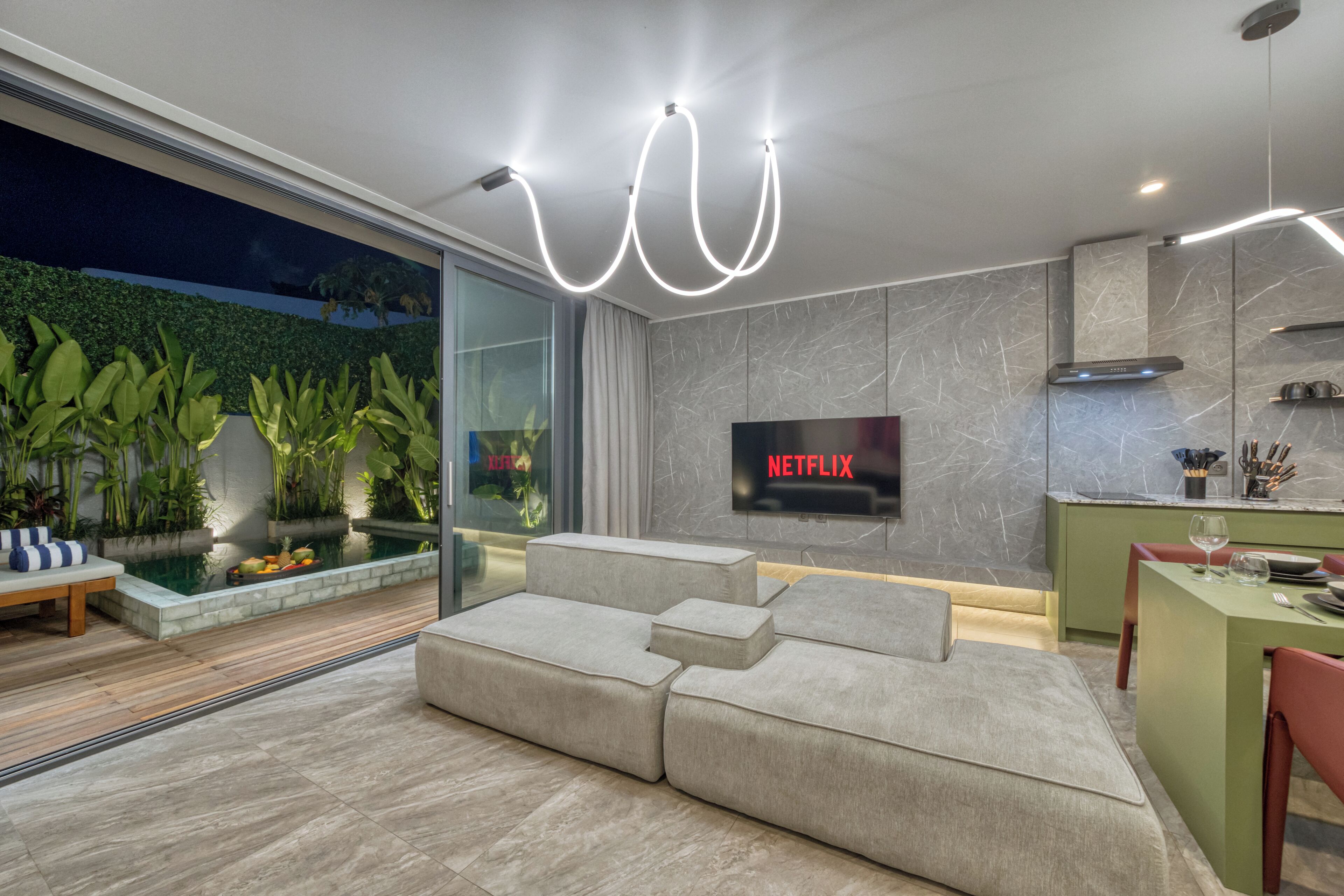 Villa Deluxe | Zona de estar | Televisión de pantalla plana de 55 pulgadas con canales digitales