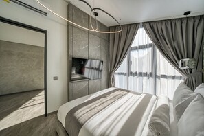 Escritorio, wifi gratis y ropa de cama 