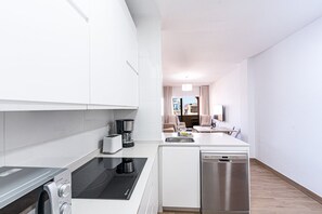 Kjøleskap, mikrobølgeovn, ovn og oppvaskmaskin