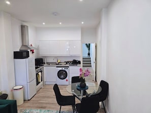 Luxury Apartment, 1 Double Bed with Sofa bed, Non Smoking | Private kitchen | Full-size fridge, microwave, oven, stovetop