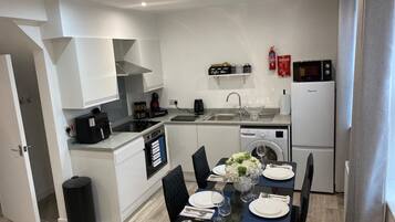 Appartement Exclusif, 2 chambres, non-fumeurs | Cuisine privée | Grand réfrigérateur, micro-ondes, four, plaque de cuisson