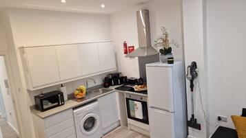 Appartement Luxe, 1 chambre, non-fumeurs | Cuisine privée | Grand réfrigérateur, micro-ondes, four, plaque de cuisson