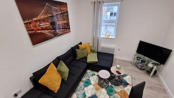 Departamento de lujo, 1 habitación, para no fumadores | Área de sala de estar | Smart TV de 42 pulgadas con canales digitales y Netflix
