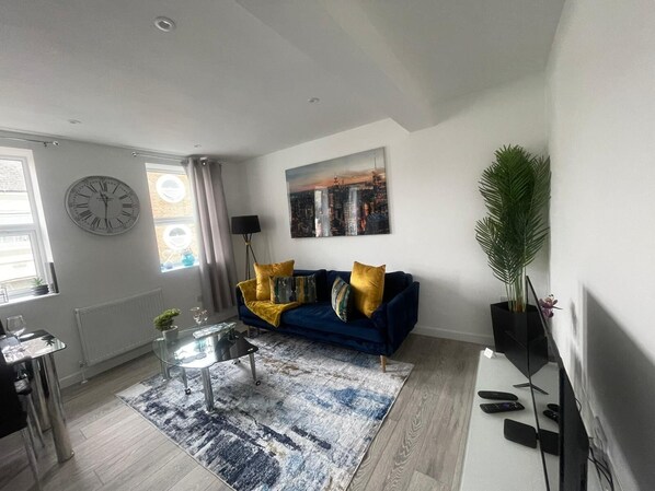 Departamento exclusivo, 2 habitaciones, para no fumadores | Área de sala de estar | Smart TV de 42 pulgadas con canales digitales y Netflix