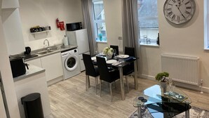 Een modern appartement met keuken, eethoek en woonruimte.