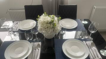 Exclusive-Apartment, 2 Schlafzimmer, Nichtraucher | Wohnbereich | 42-Zoll-Smart-TV mit Digitalempfang, Netflix, Streaming-Dienste