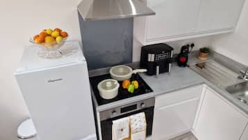 Appartement Supérieur, 2 chambres, non-fumeurs | Cuisine privée | Grand réfrigérateur, micro-ondes, four, plaque de cuisson