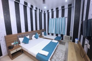 Standard Triple Room | Desk, laptop workspace, free WiFi - Radhey Krishna P Guest House (Varanasi)