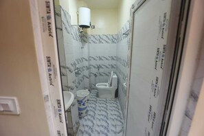 Deluxe Double Room | Bathroom | Shower, bathrobes, towels, soap - Radhey Krishna P Guest House (Varanasi)