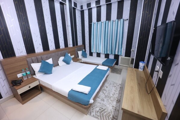 Deluxe Triple Room | Desk, laptop workspace, free WiFi - Radhey Krishna P Guest House (Varanasi)