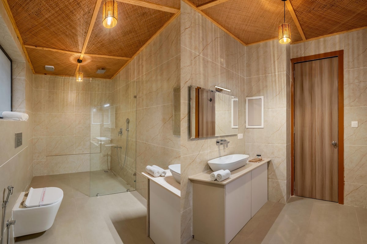 Gratis toiletartikelen, een haardroger, pantoffels, handdoeken