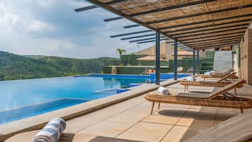 3 piscinas al aire libre, camas de piscina gratis, sombrillas