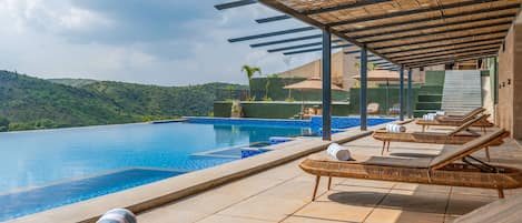 3 piscinas al aire libre, camas de piscina gratis, sombrillas