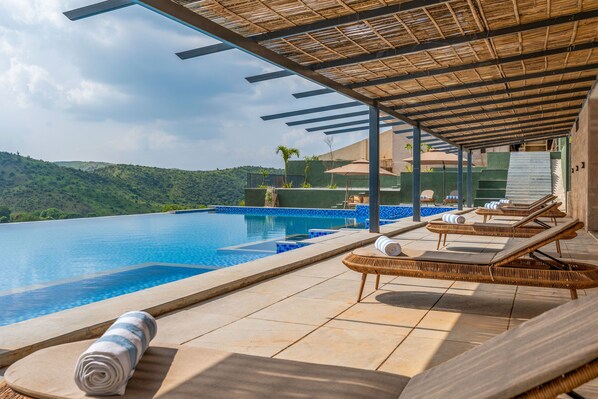 3 piscinas al aire libre, camas de piscina gratis, sombrillas