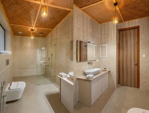 Artículos de tocador gratuitos, secador de pelo, pantuflas, toallas