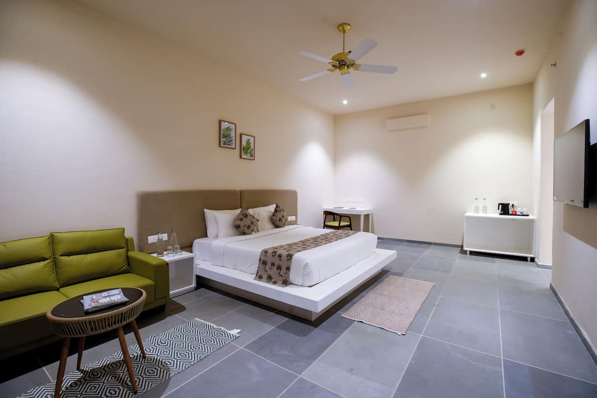 Bộ đồ giường cao cấp, minibar, két bảo mật tại phòng, bàn