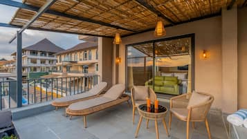 Caja fuerte, escritorio, cortinas opacas y tabla de planchar con plancha