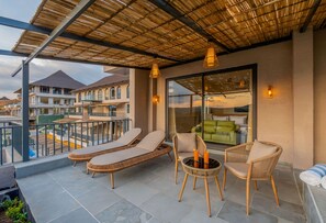 Een kluis op de kamer, een bureau, verduisterende gordijnen