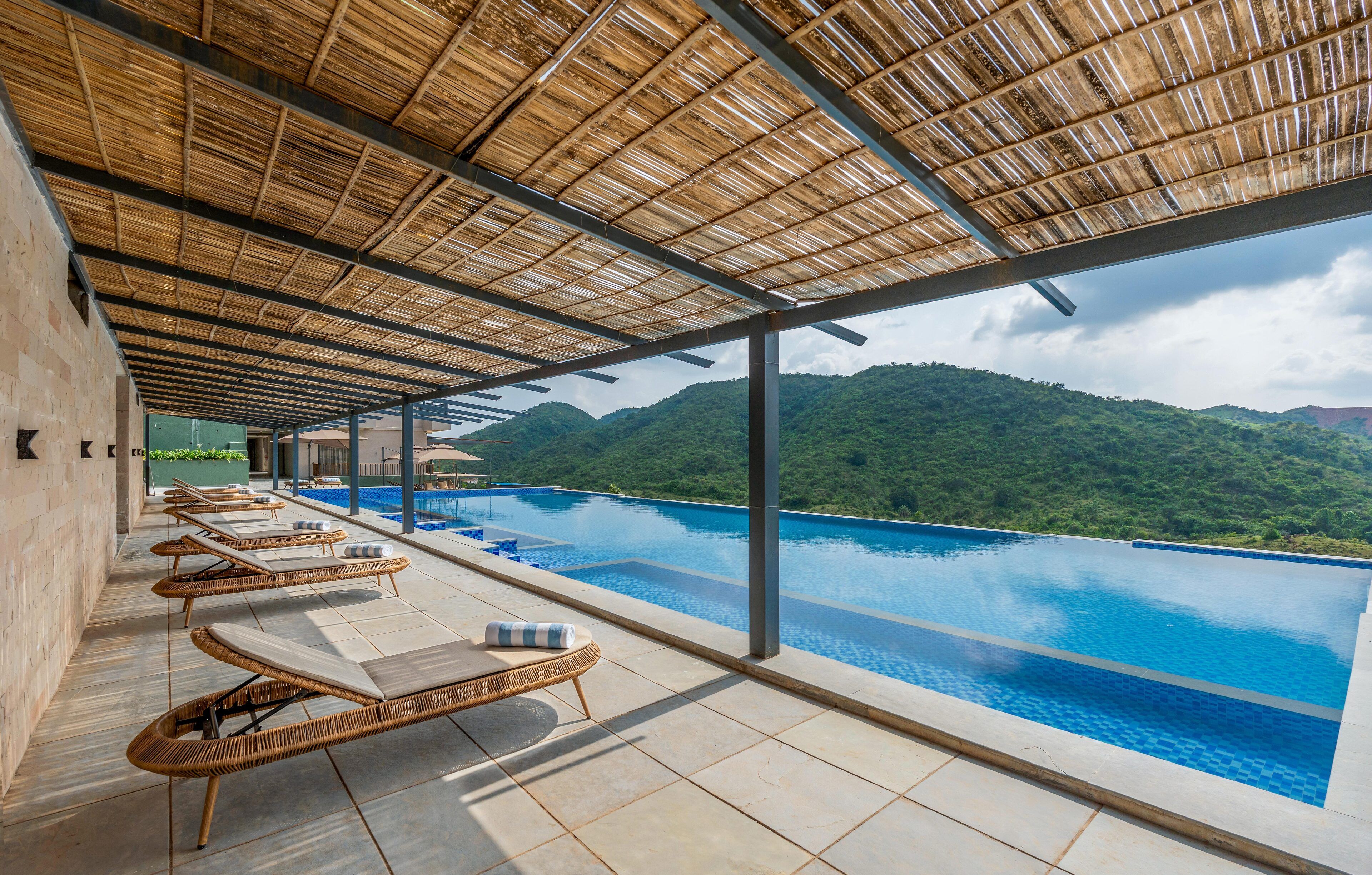 3 outdoor pools, free cabanas, pool umbrellas