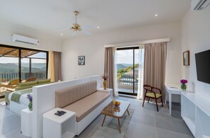 Caja de seguridad en la habitación, escritorio y cortinas blackout