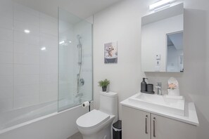 Hair dryer, towels, soap, shampoo - Cute Gem in Downtown Montreal (Montréal)