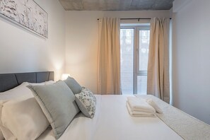 1 chambre, bureau, fer et planche à repasser, lit parapluie