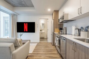 Fridge, microwave, oven, stovetop - Cute Gem in Downtown Montreal (Montréal)