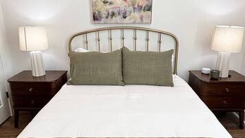 Een bureau, een strijkplank/strijkijzer, wifi, beddengoed