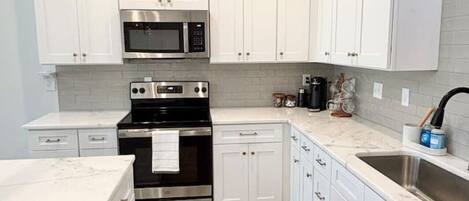 Køleskab, mikrobølgeovn, ovn, kogeplade