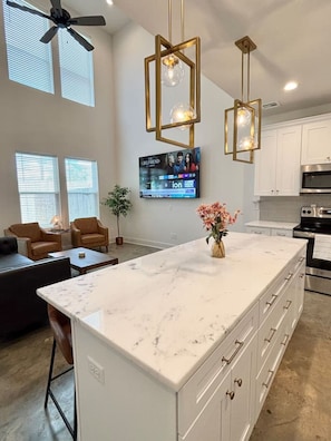 Réfrigérateur, four à micro-ondes, un four, surface de cuisson