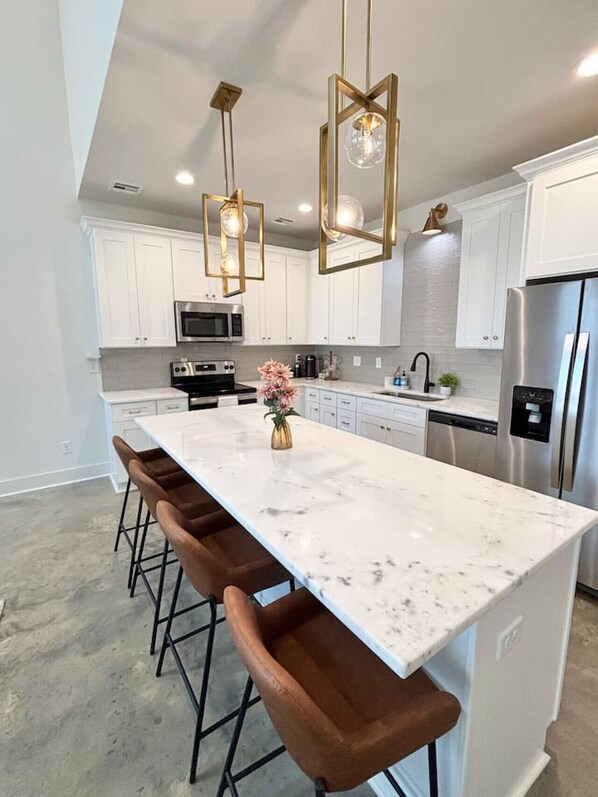 Réfrigérateur, four à micro-ondes, un four, surface de cuisson