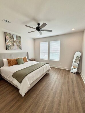 办公桌、熨斗/熨衣板、WiFi、床单