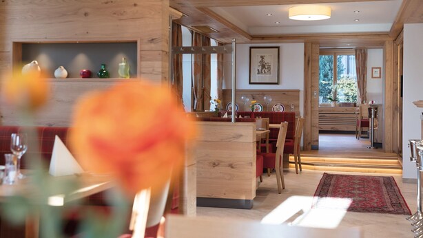 A restaurant with wooden interiors, a bar area, and a view of the outdoors. - Landhotel Steigenhaus (Untermünkheim)