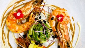 A dish with shrimp and vegetables on a white plate. - Landhotel Steigenhaus (Untermünkheim)