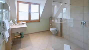 Comfort Double Room | Bathroom | Shower, free toiletries, hair dryer, towels
