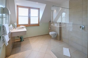 Comfort Double Room | Bathroom | Shower, free toiletries, hair dryer, towels