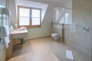 Comfort Double Room | Bathroom | Shower, free toiletries, hair dryer, towels