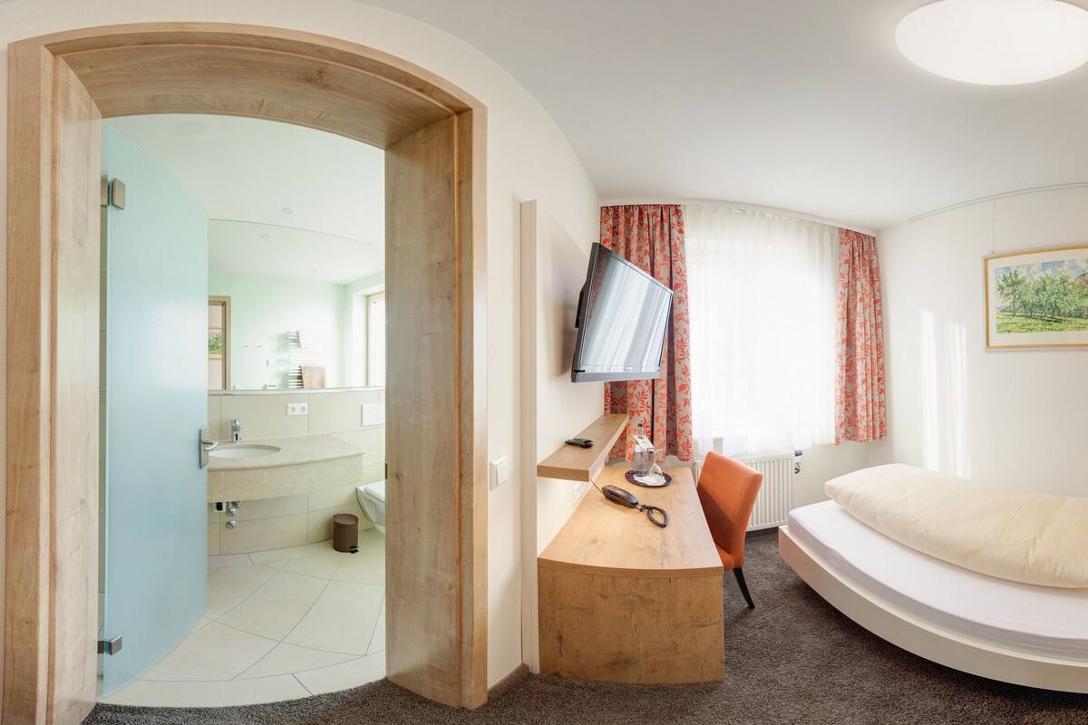 Classic Single Room | Desk, laptop workspace, blackout drapes, soundproofing