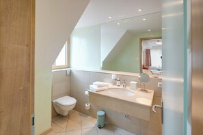 Classic Double Room | Bathroom | Shower, free toiletries, hair dryer, towels
