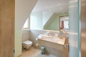 Classic Double Room | Bathroom | Shower, free toiletries, hair dryer, towels