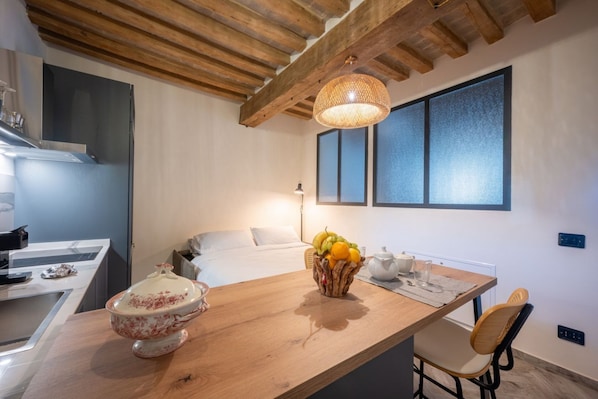 2 habitaciones y tabla de planchar con plancha 