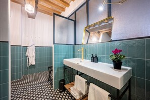 Shower, bidet, towels, shampoo