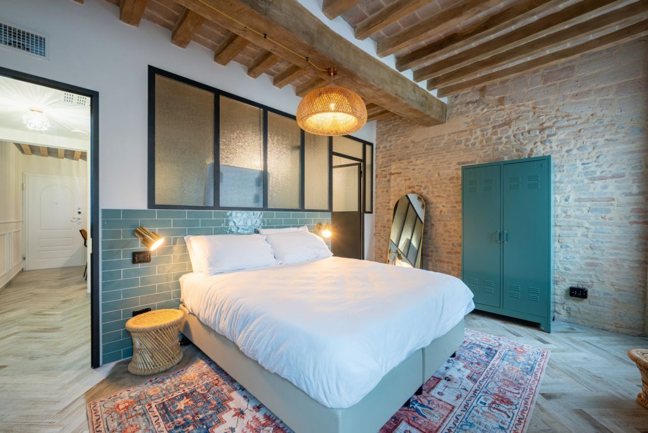 2 habitaciones y tabla de planchar con plancha 