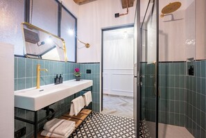 Een douche, een bidet, handdoeken, shampoo