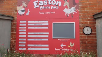 Señal roja de Easton Farm Park que muestra un calendario de actividades.