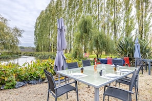 Outdoor dining - Guest Room 'Chambre Arum 6min from Puy du Fou' with Shared Garden and Wi-Fi (Saint-Michel-Mont-Mercure)