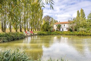 Property grounds - Guest Room 'Chambre Arum 6min from Puy du Fou' with Shared Garden and Wi-Fi (Saint-Michel-Mont-Mercure)