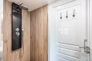 Dusche, Haartrockner, Handtücher