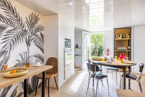 Dining - Guest Room 'Chambre Arum 6min from Puy du Fou' with Shared Garden and Wi-Fi (Saint-Michel-Mont-Mercure)