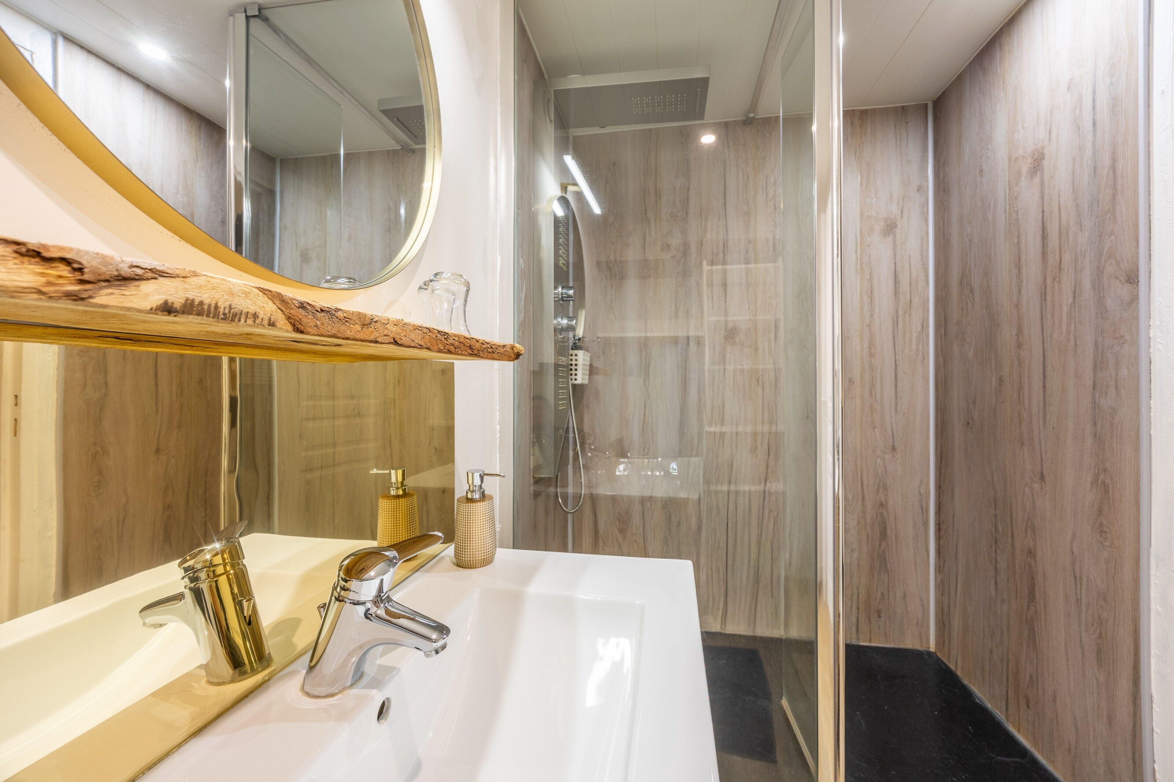 Douche, sèche-cheveux, serviettes fournies